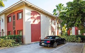 Lush Holiday Home In Willemstad With Pool